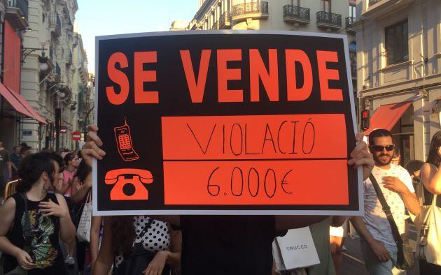 Manifestantes en Valencia por la puesta en libertad de los cinco miembros de La Manada