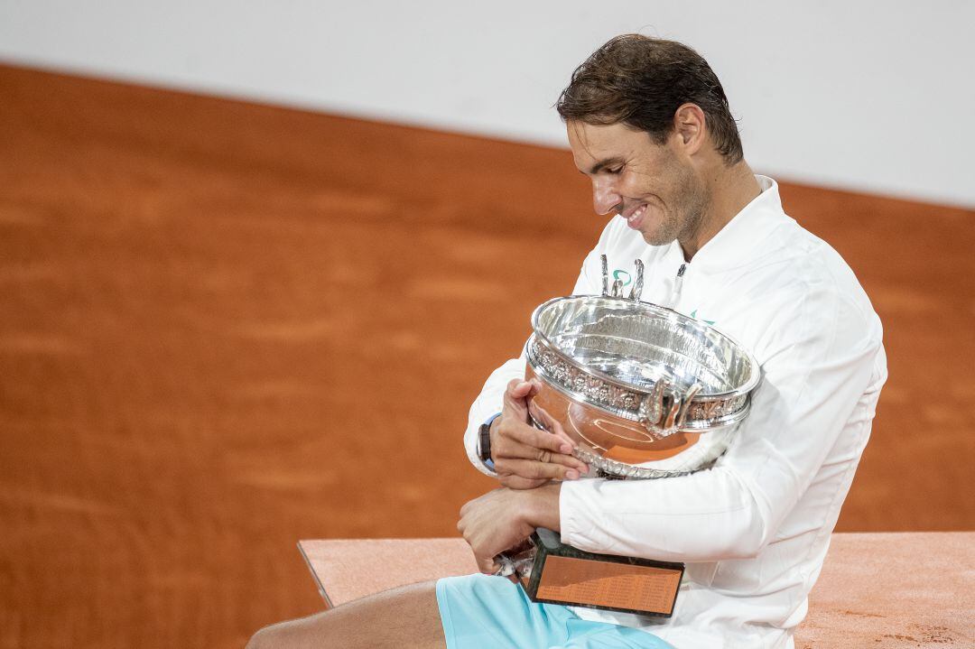 Rafa Nadal posando con su 13º Roland Garros