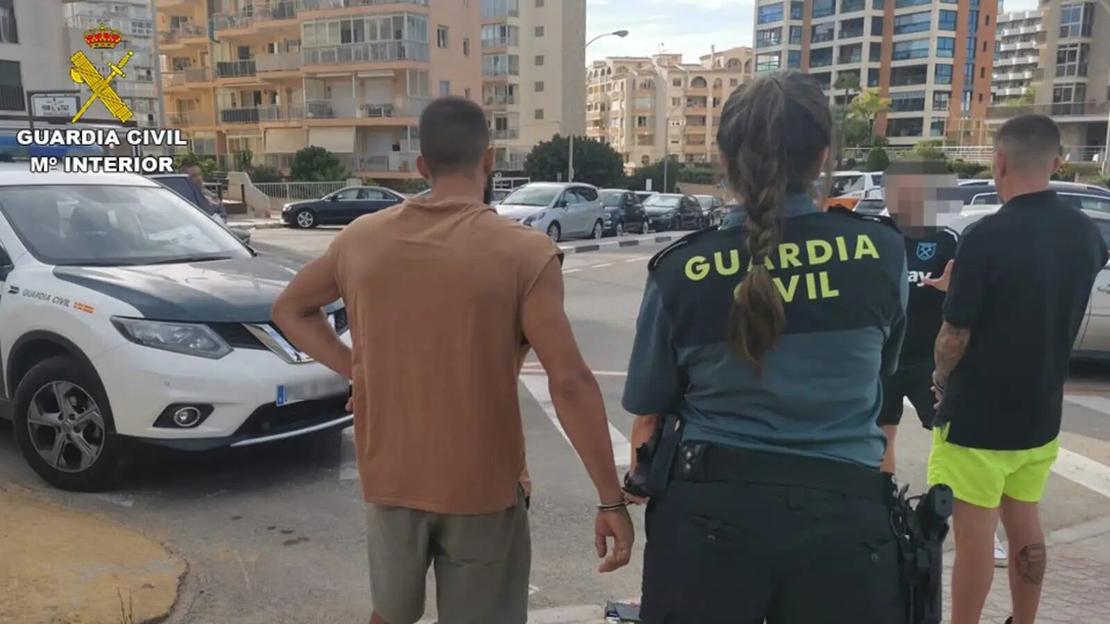 Un momento de la detención del grupo dedicado a robar a personas mayores fingiendo ser de la compañía de luz / Guardia Civil