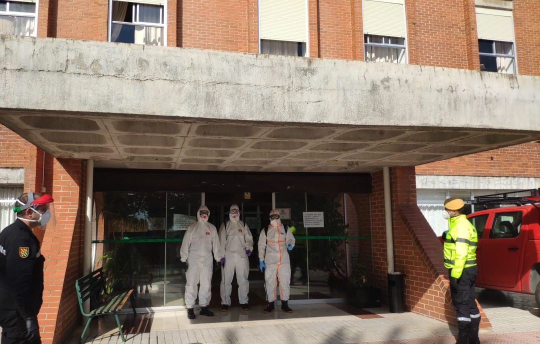 La UME en tareas de desinfección en la Residencia de Linares.