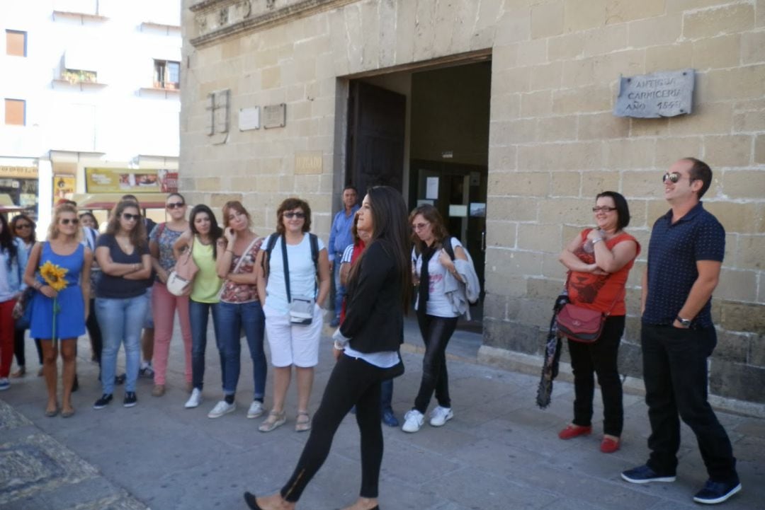 Una de las clases presenciales y de prácticas durante un ciclo formativo de Grado Superior de Guía, Información y Asistencia Turísticas en Baeza