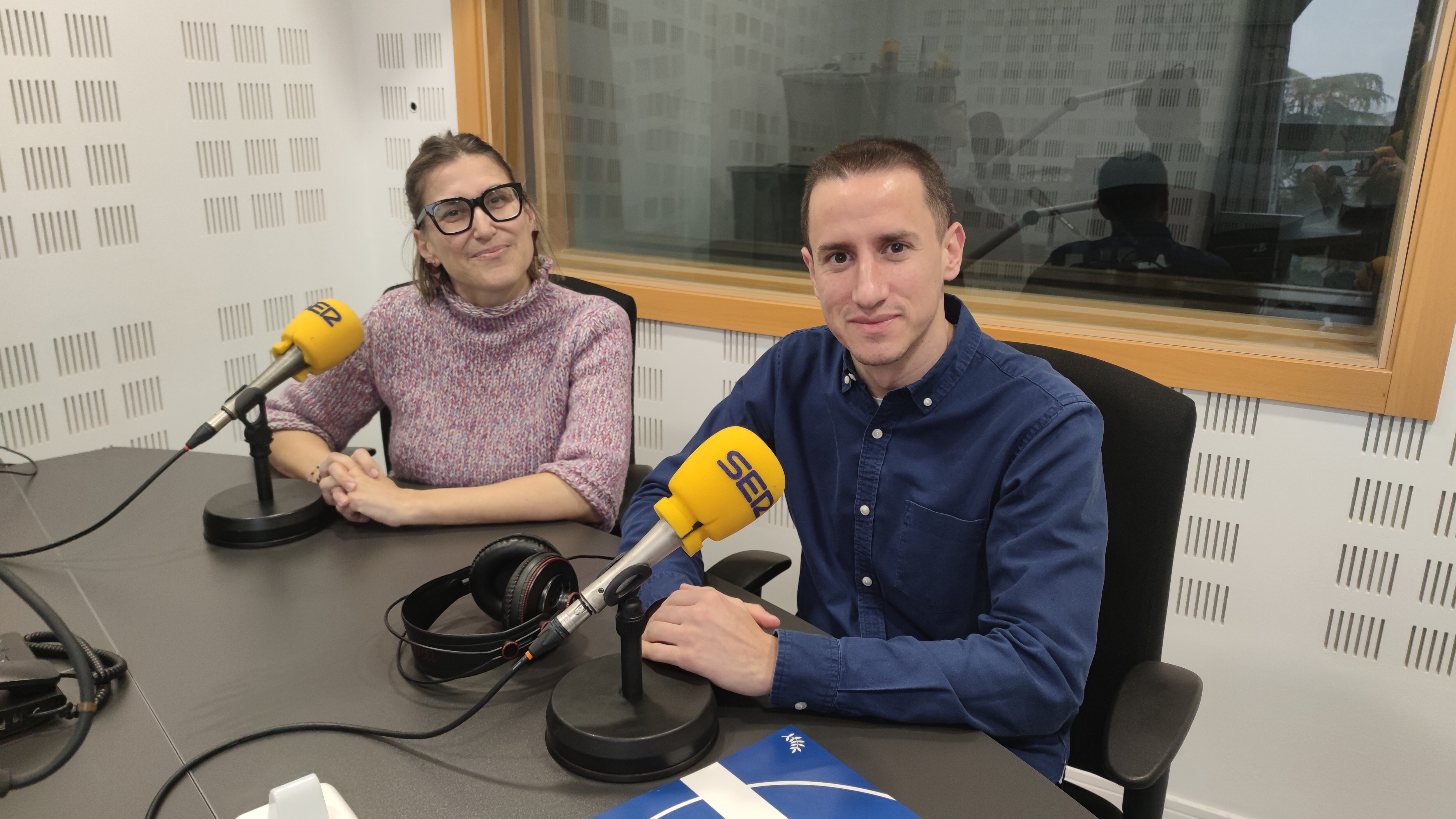 El concejal de Bienestar Social del Ayuntamiento de Fuenlabrada, Raúl Hernández, y  la coordinadora de Planificación Estratégica y Coordinadora Social del Consistorio, Isabel Muñoz, en los estudios de SER Madrid Sur.