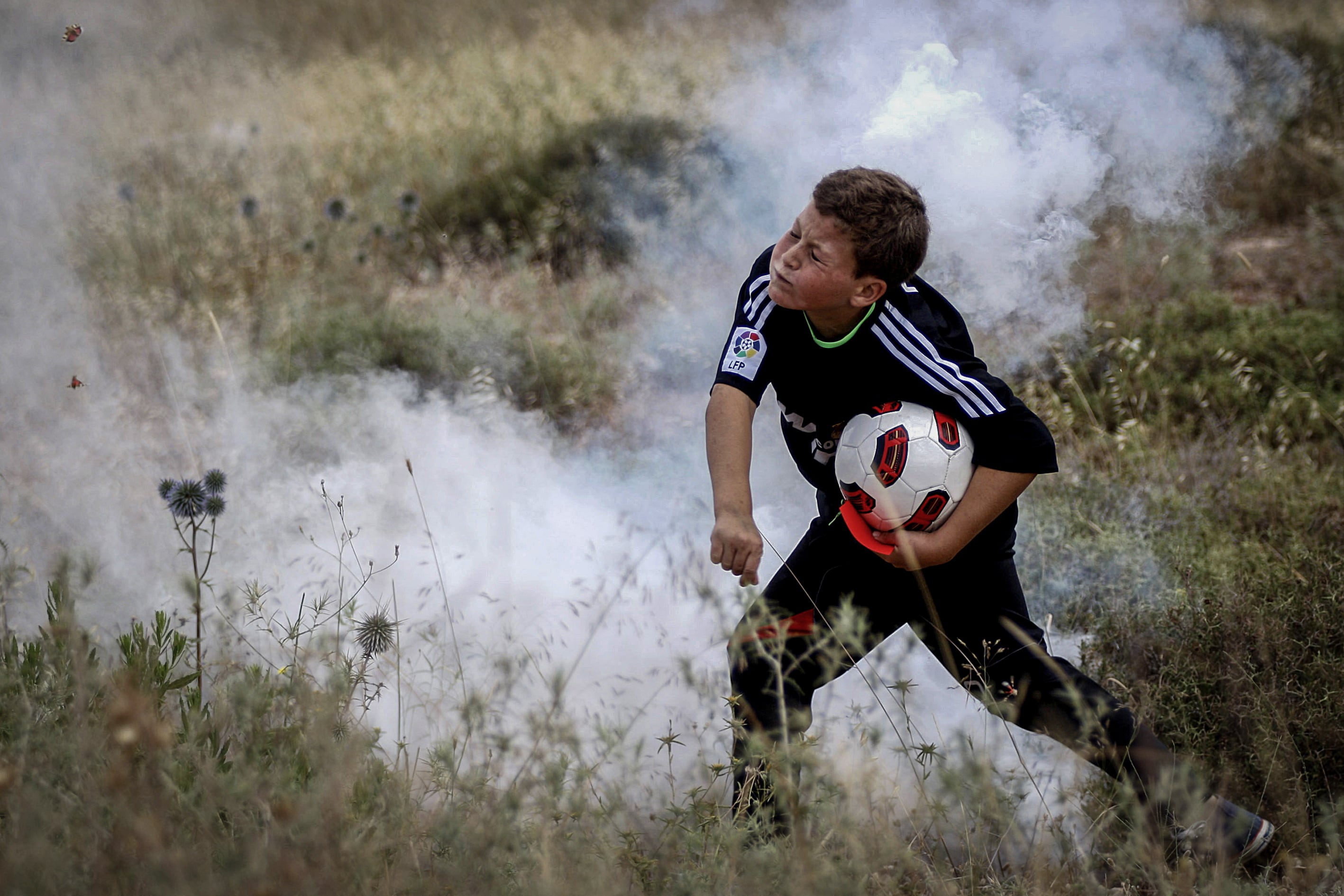 Un niño cisjordano durante una protesta en Ramala para pedir a la FIFA que expulse a Israel de las competiciones internacionales