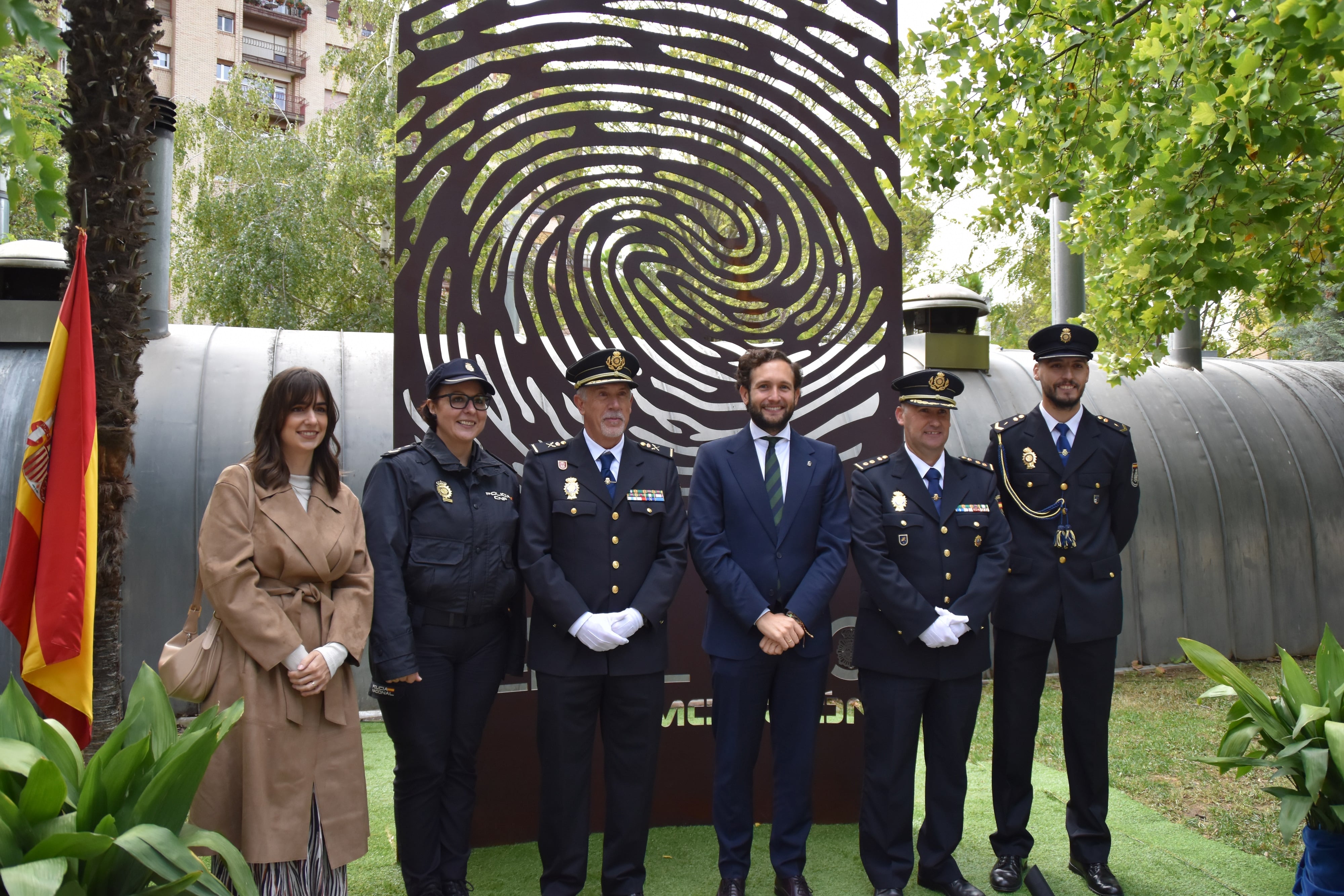 Foto de familia ante la escultura &quot;Huella&quot;. Foto: Ayuntamiento de Monzón