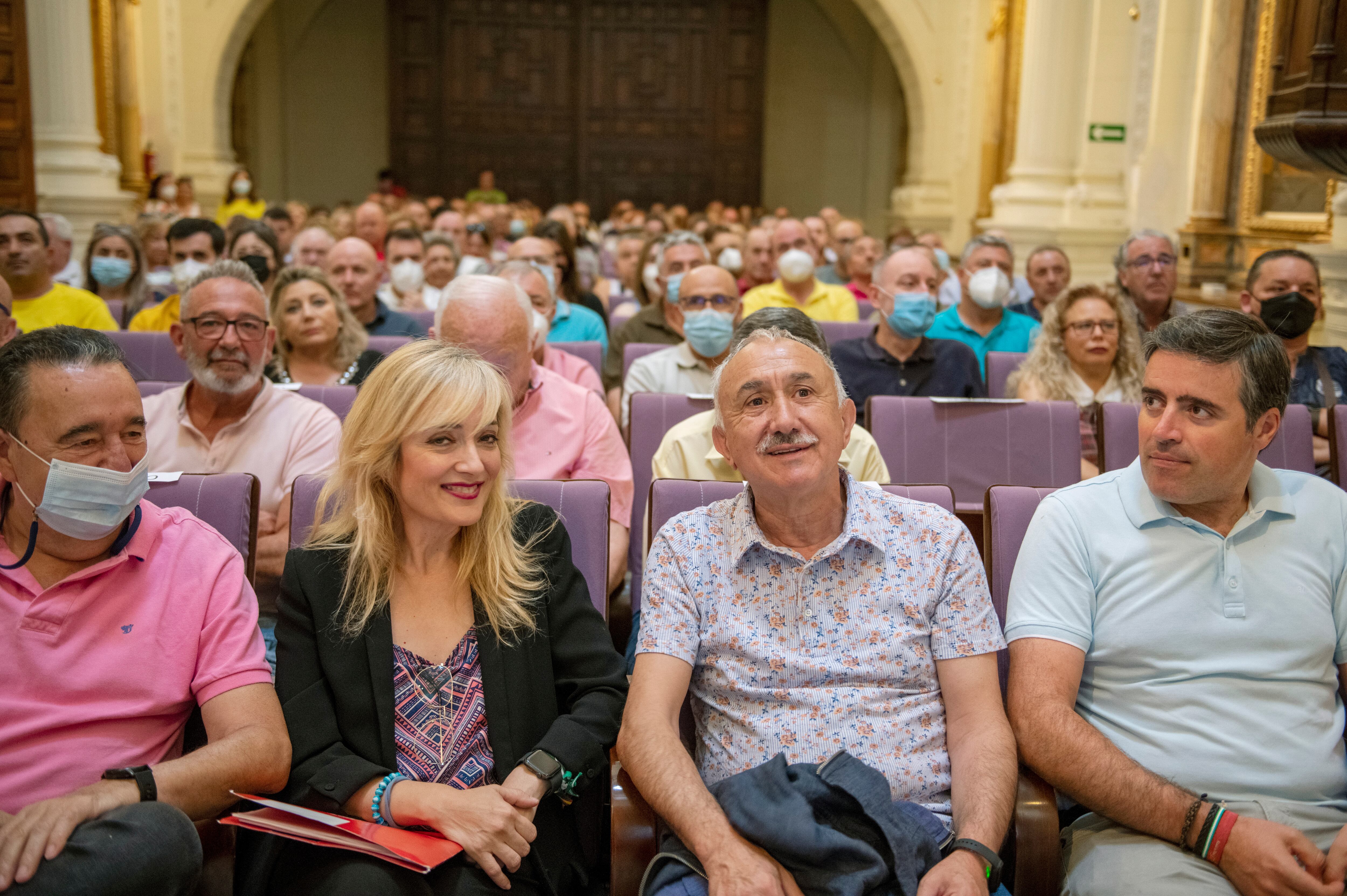 El secretario General de UGT, Pepe Álvarez (2d), y la secretaria general de UGT Andalucía, Carmen Castilla, momentos antes de comenzar la asamblea consultiva de delegados/as de UGT, para analizar el impacto de la reforma laboral, en la que han intervenido hoy en Jaén.