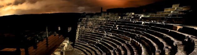 Teatro romano de Segóbriga de noche.