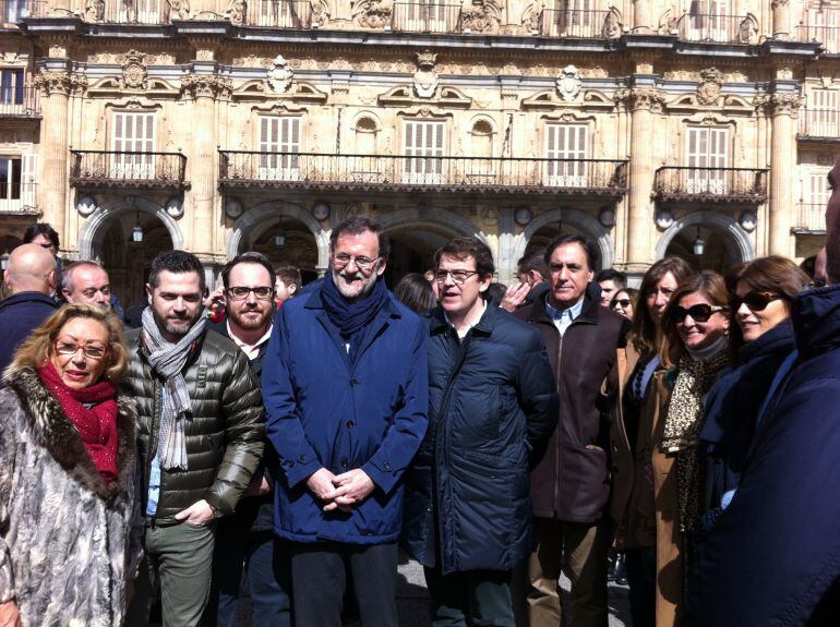 El Presidente del PP posa en la Plaza Mayor junto a varios concejales del Ayuntamiento de Salamanca