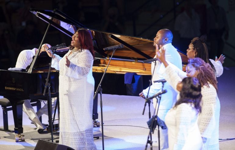 La cantante de gospel Tina Brown, levantó el telón de la 39 edición del Festival de Jazz de Vitoria con su grupo &quot;The Gospel Messengers&quot;.- EFE/Adrian Ruiz De Hierro