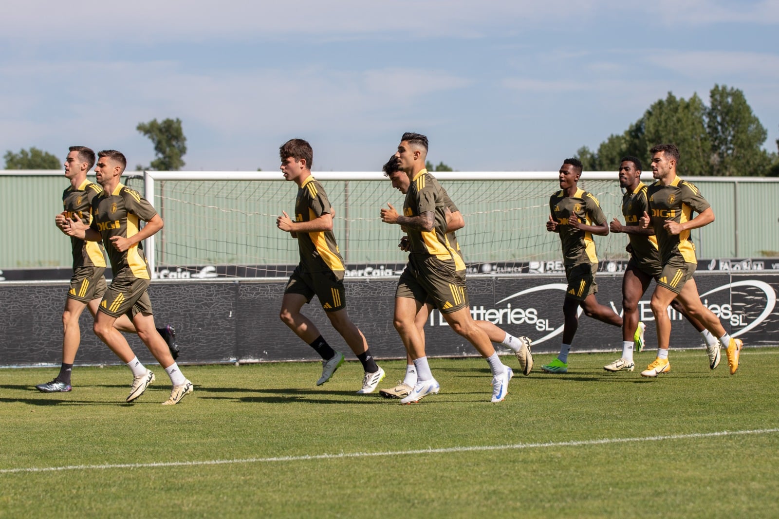 Primer entrenamiento del Burgos CF en su pretemporada 24-25 en las instalaciones de la Ciudad Deportiva de Castañares. / Foto: BCF Media