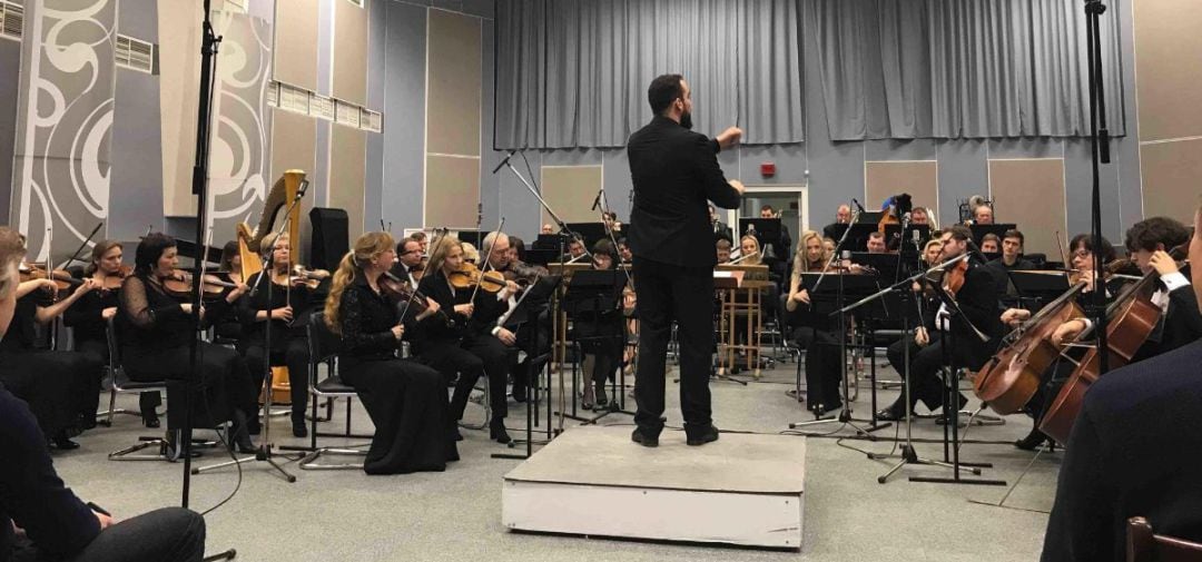 El carolinense Cristóbal Quirós dirigiendo la Orquesta de Radio y Televisión de Minsk (Bielorrusia).