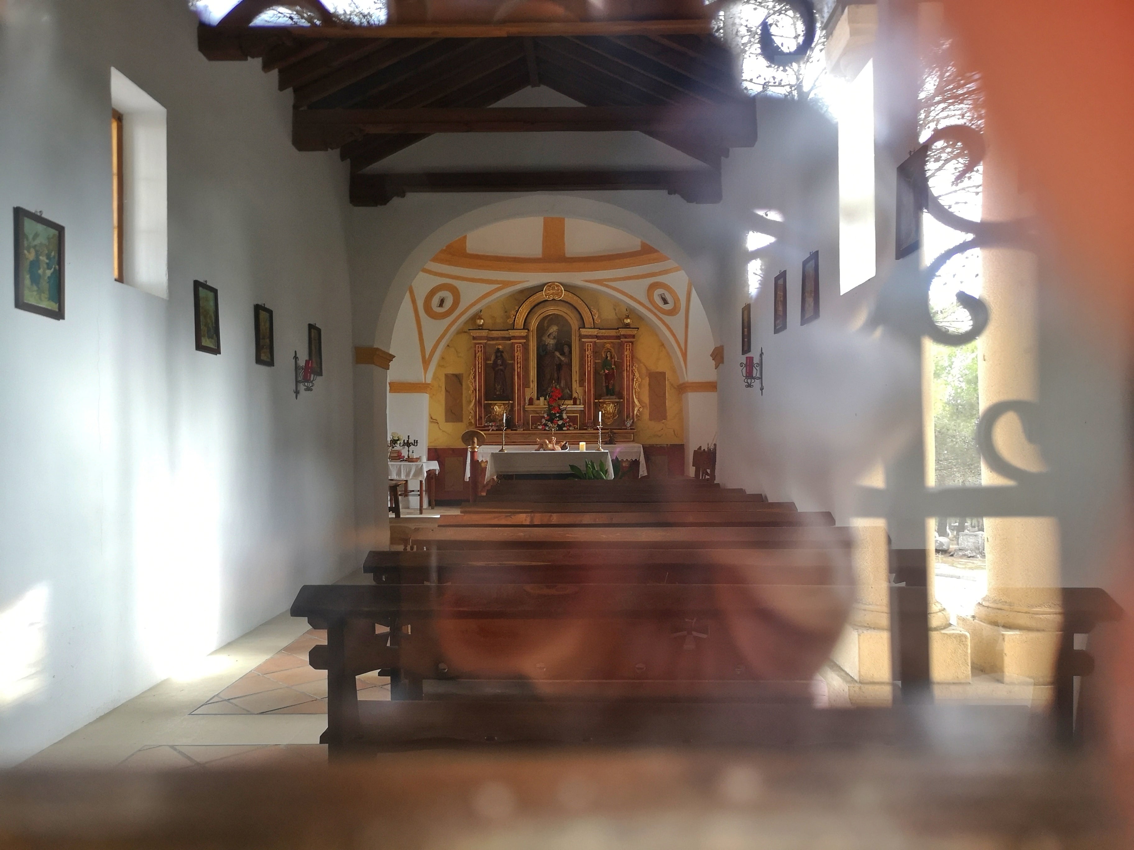 Interior de la ermita de Santa Ana de Tribaldos.