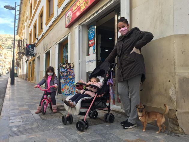 Rebeca con sus hijas de paseo en Lorca