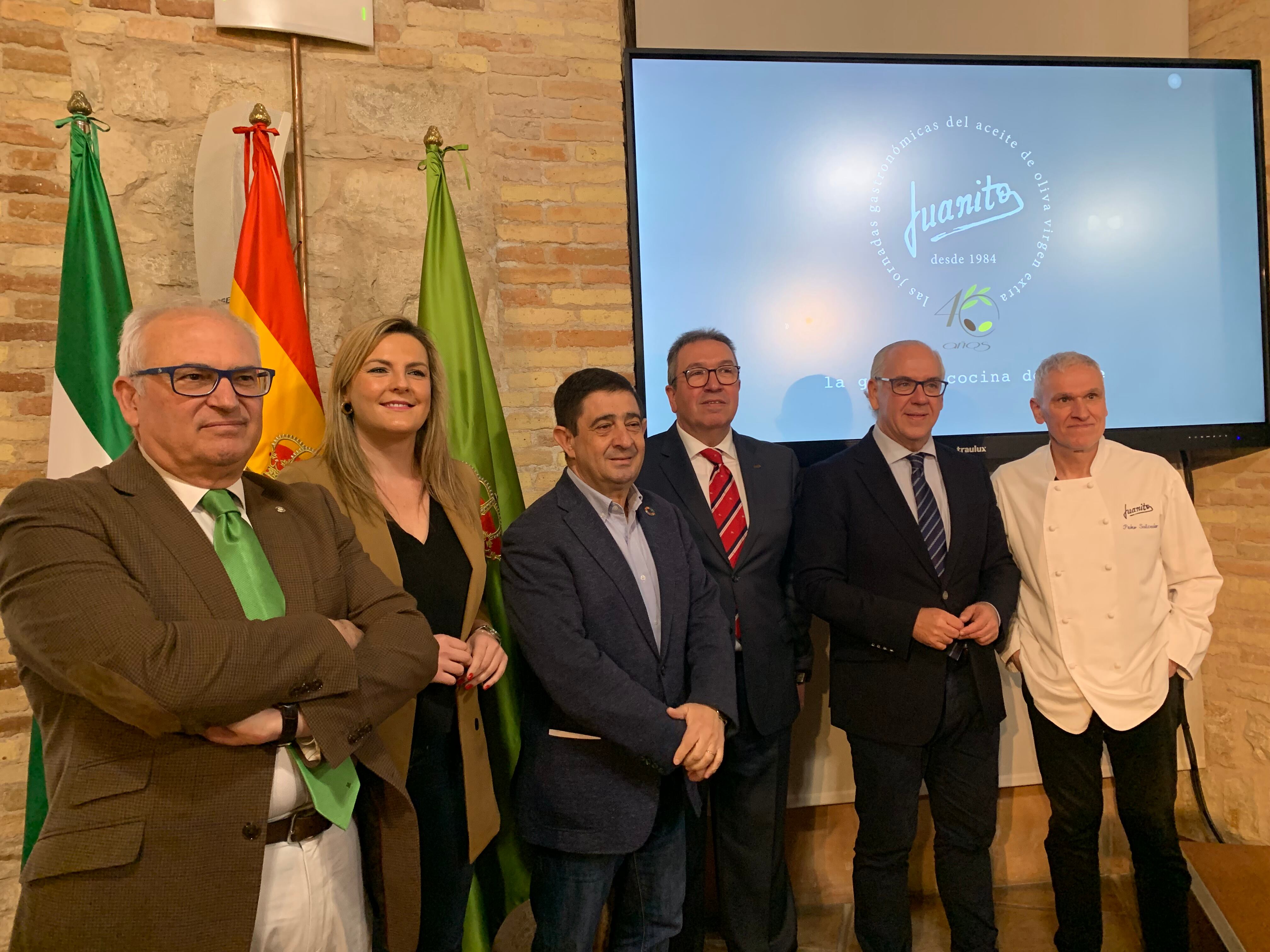 De izquierda a derecha, Manuel Parras, presidente IGP &#039;Aceite de Jaén&#039;; Lola Marín, alcaldesa de Baeza; Francisco Reyes, presidente Diputación de Jaén; Juan Luis Salcedo (Rte Juanito); Jesús Estrella, delegado Junta, y Pedro Salcedo (Rte Juanito).