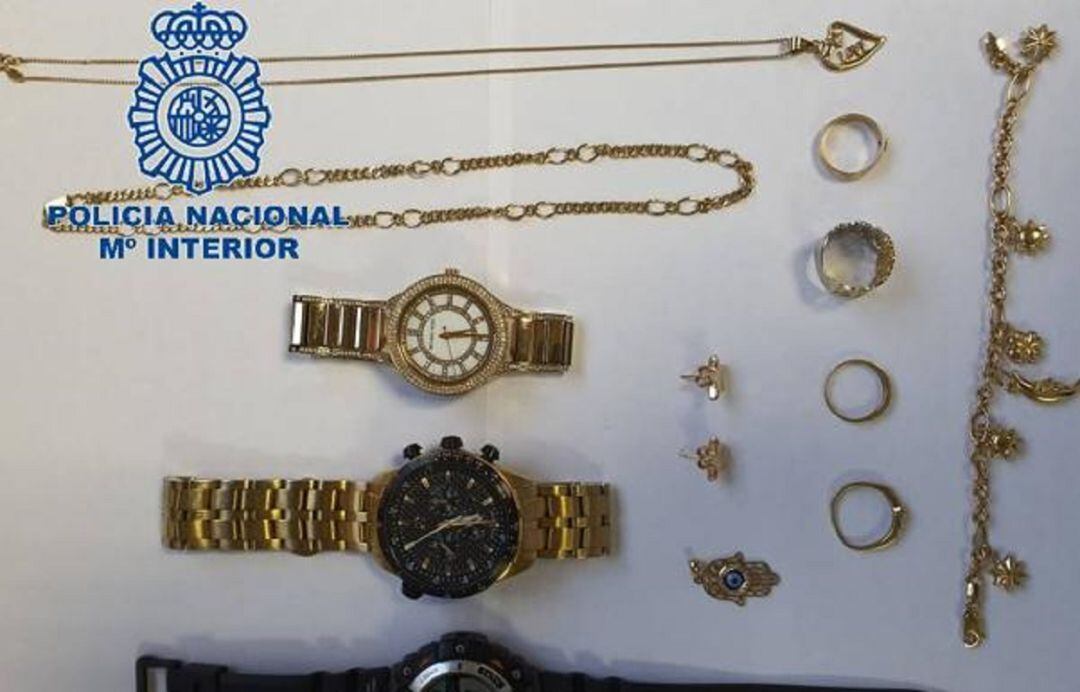 Algunos de los objetos sustraídos.