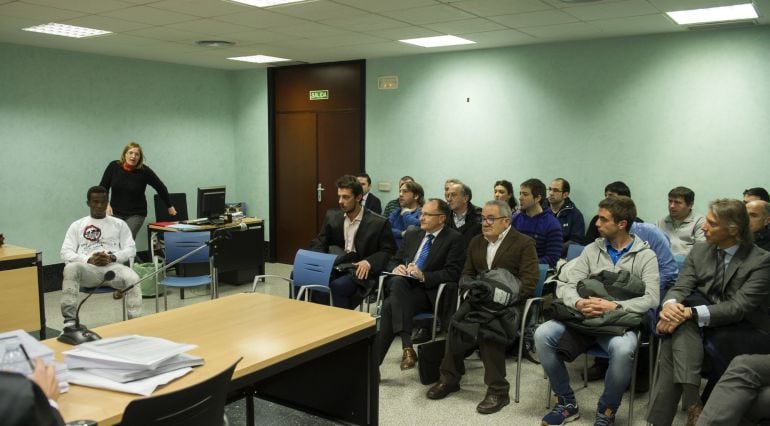 Mamadou Koné (i) durante el juicio celebrado hoy en el Juzgado de lo Social número 3 de Pamplona, por la demanda interpuesta por Osasuna contra el jugador y el Racing de Santander por incumplimiento de contrato. 