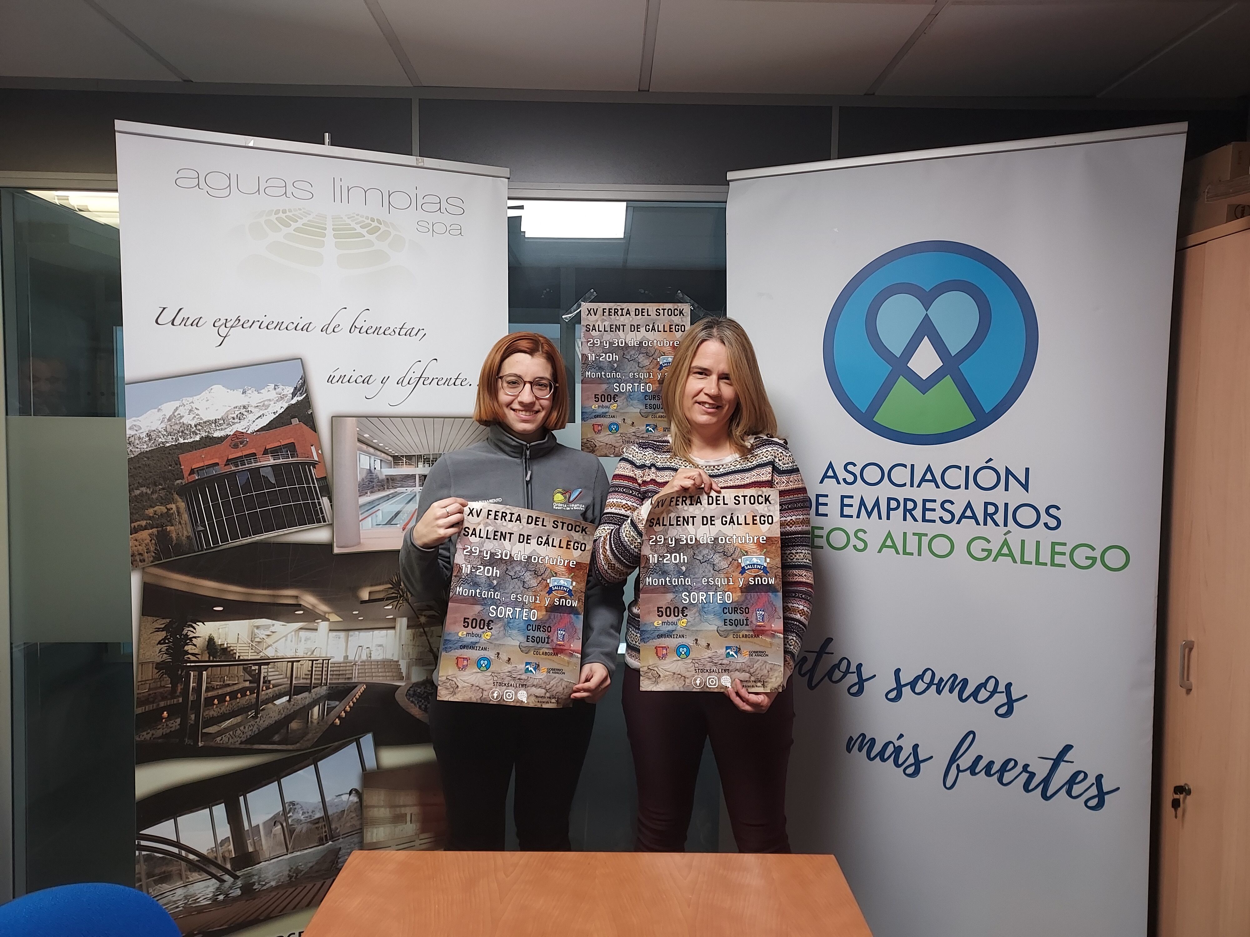 Lidia Ferrer, gerente-dinamizadora AEPAG, junto a Silvia Aguilera, técnica de turismo en representación del Ayuntamiento de Sallent de Gállego