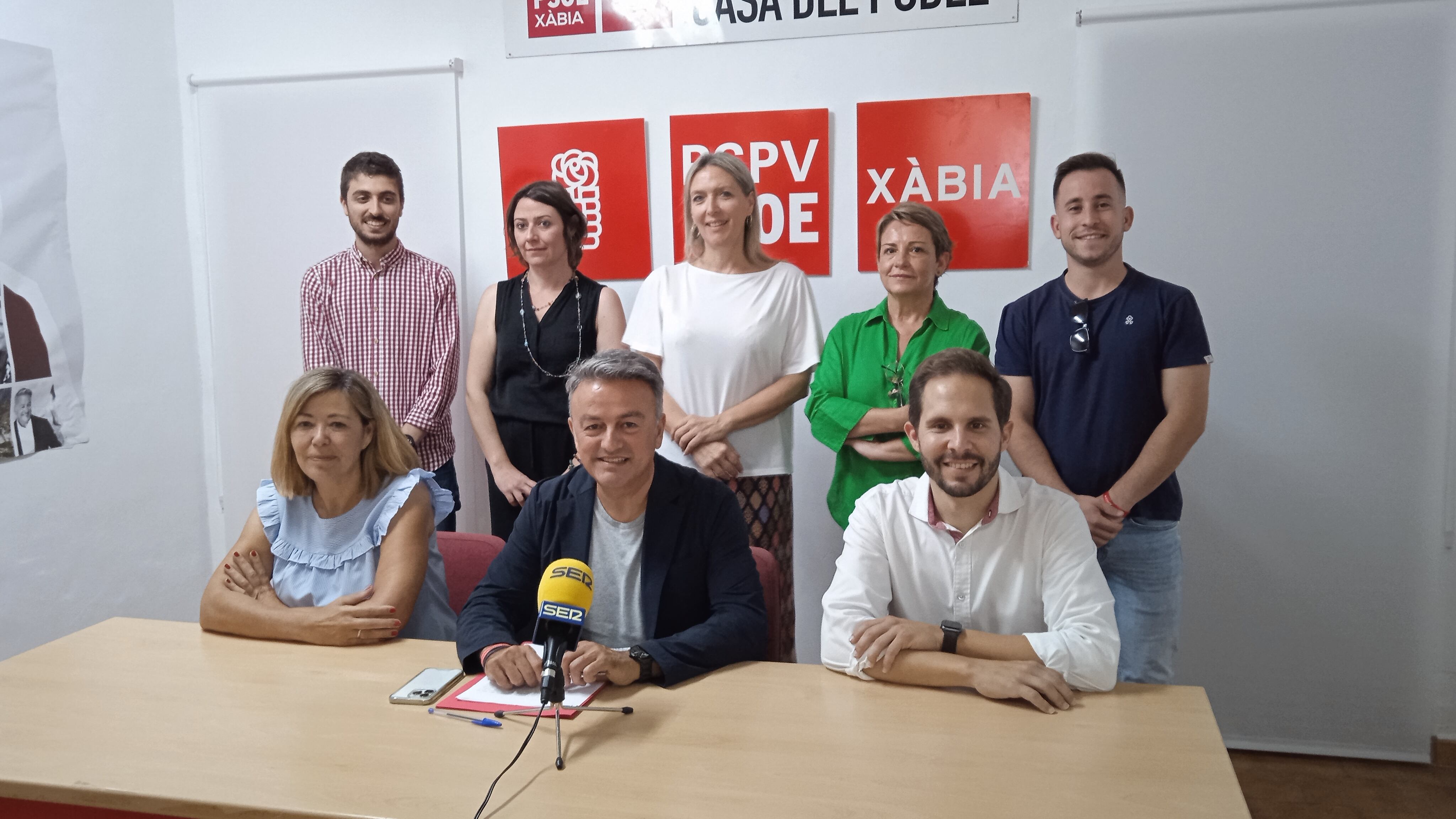 José Chulvi (centro) arropado por parte de la candidatura del PSPV-PSOE de Xàbia.