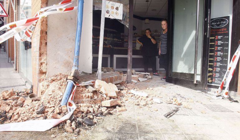 Imagen de la panadería donde colisionó el coche