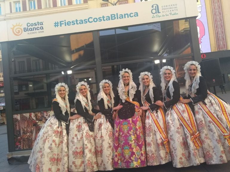 Punto de Información de las Fiestas de la Costa Blanca, en la plaza de Callao.