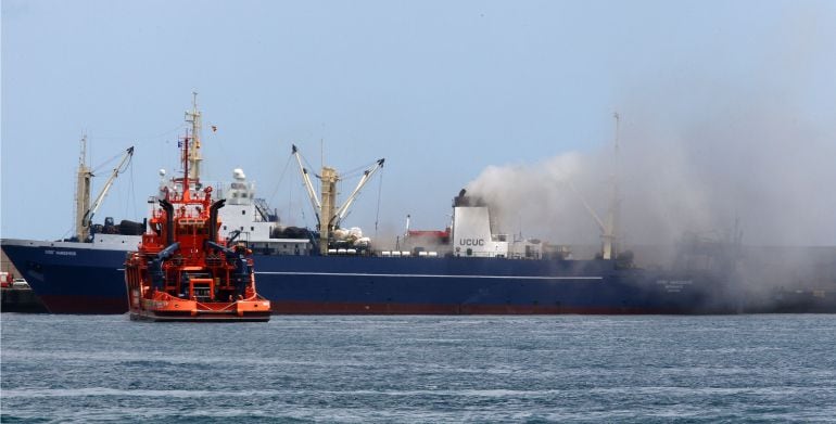 El barco ruso Oleg Naydenov atracado el pasado sábado en el puerto de Las palmas cuando se originó el incendio en la sala de máquinas.