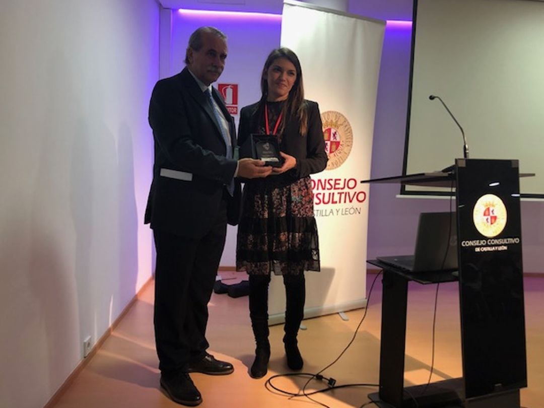 Agustín Sánchez de Vega recibe el premio de manos de la presidenta de la Red de Voluntariado de Zamora, Raquel Prieto