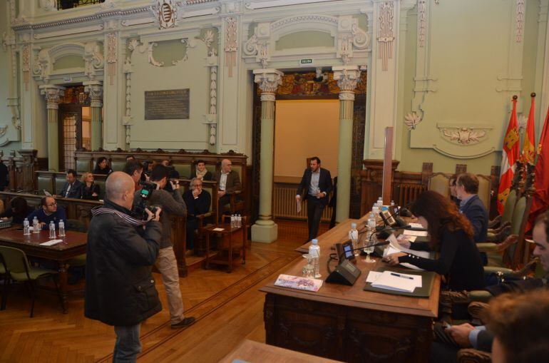 El alcalde, Óscar Puente, entra con demora al salón de plenos, en medio del pataleo de los concejales del PP  