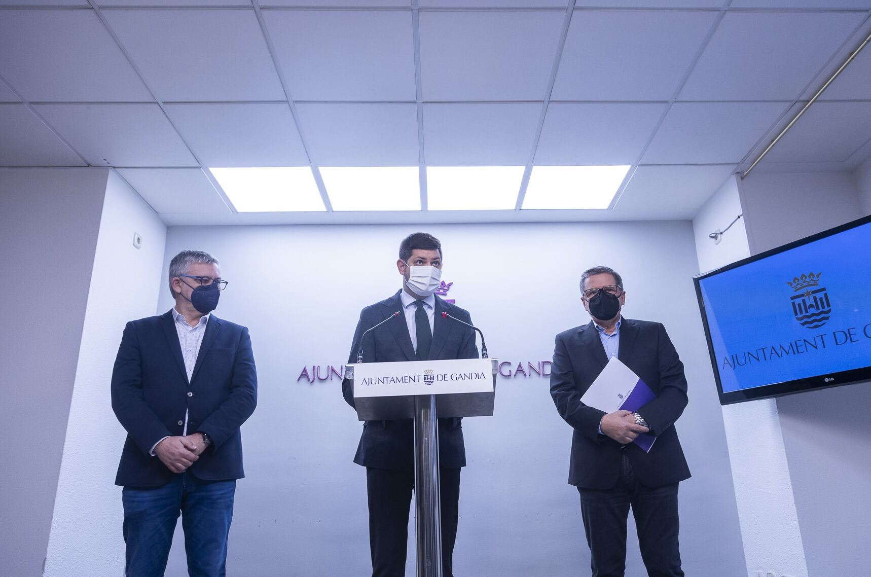 Josep Alandete, José Manuel Prieto y Salvador Gregori en el Ayuntamiento de Gandia
