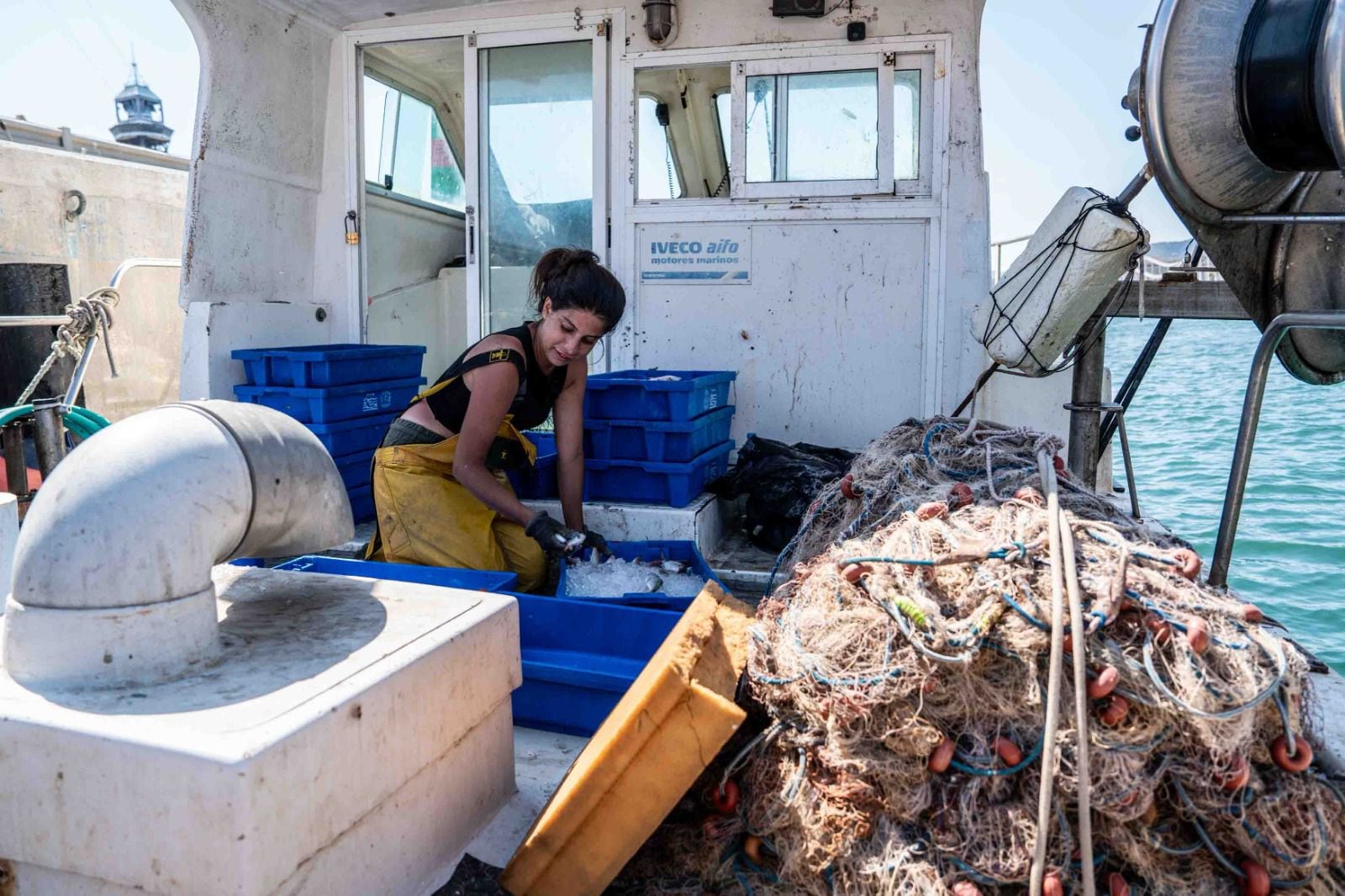 Alba Aguilera pesca con la técnica del trasmallo.