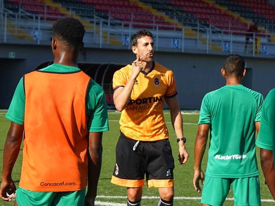 David Dóniga, dirigiendo un entrenamiento del Sporting San Miguelito