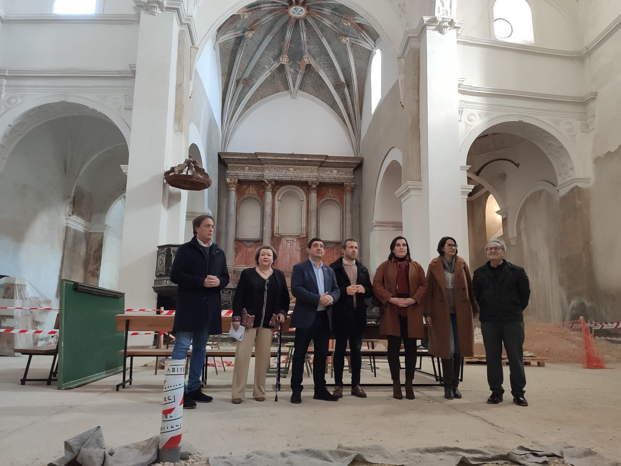 Autoridades de la Diputación de Jaén y el Ayuntamiento, junto a técnicos, durante una visita a la Iglesia de Santo Domingo de la capital jiennense