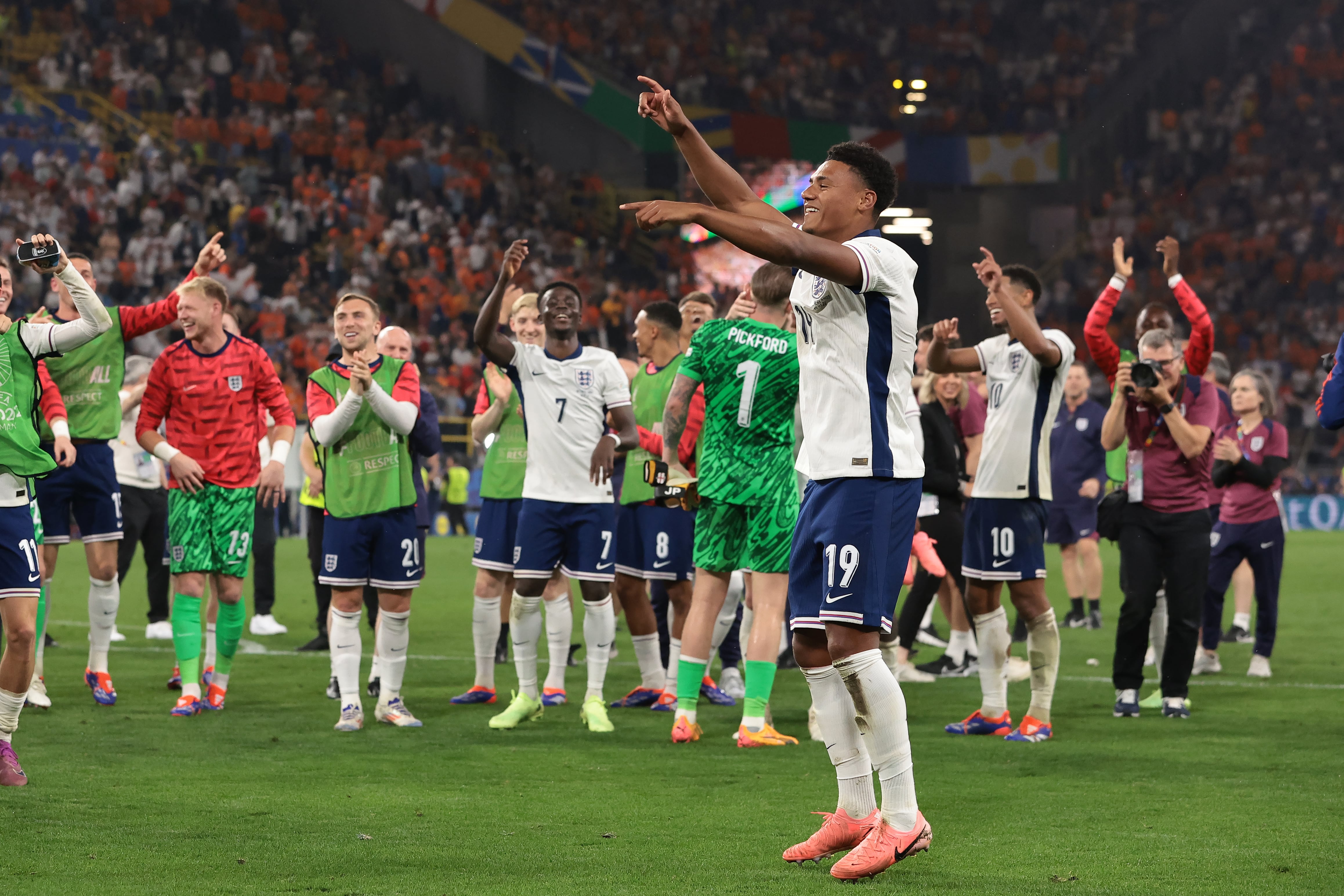 Ollie Watkins celebra la victoria de Inglaterra sobre Países Bajos en la semifinal