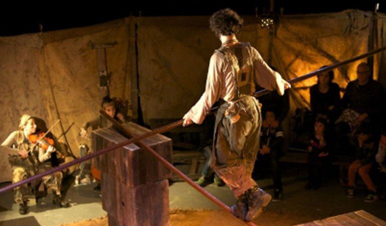 Manolo Alcántara protagoniza el espectáculo de teatro y circo 'Rudo' donde la música crea un ambiente íntimo