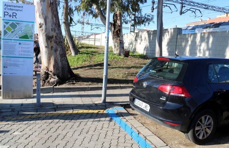 Un vehicle estacionat a l&#039;aparcament d&#039;intercanvi de l&#039;estació de Castelldefels 