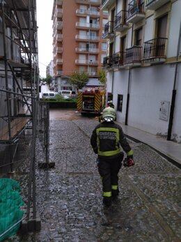 Bombero del 112 en un incendio en un restaurante de la Puebla Vieja de Laredo