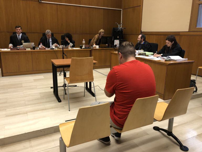 Judici a un entrenador de futbol acusat d'abusar de menors