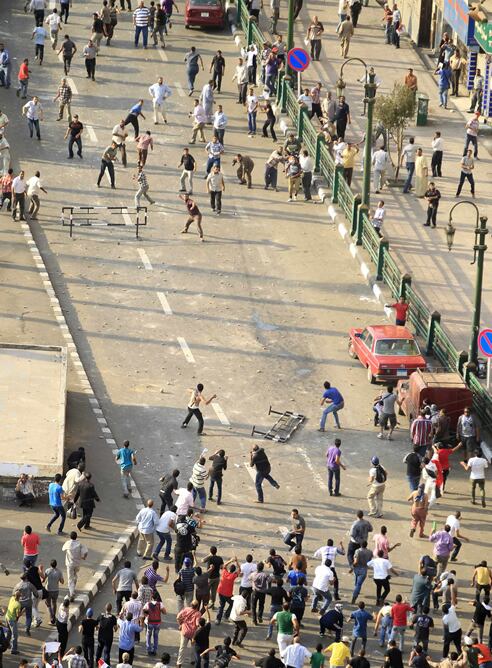 Los Hermanos Musulmanes y opositores al presidente de Egipto se enfrentan a pedradas en las inmediaciones de la plaza Tahrir.