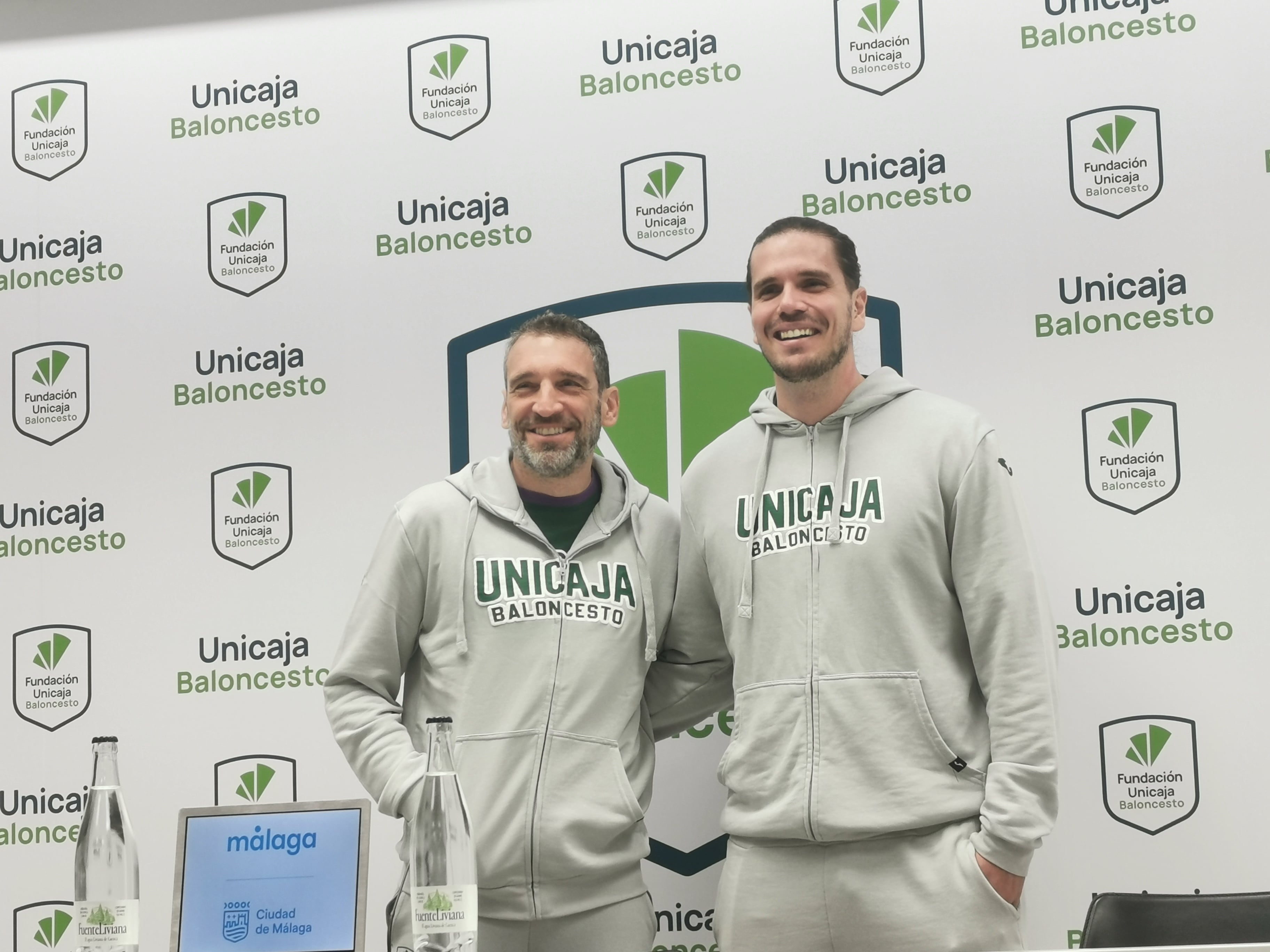 Ibon Navarro, entrenador del Unicaja, y Javier Pérez de los Reyes, técnico del Unicaja Mijas femenino, en la sala de prensa del Martín Carpena