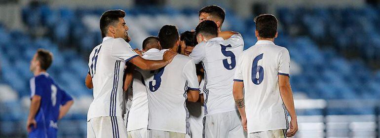 Los jugadores del Castilla celebran el gol de Sergio Díaz