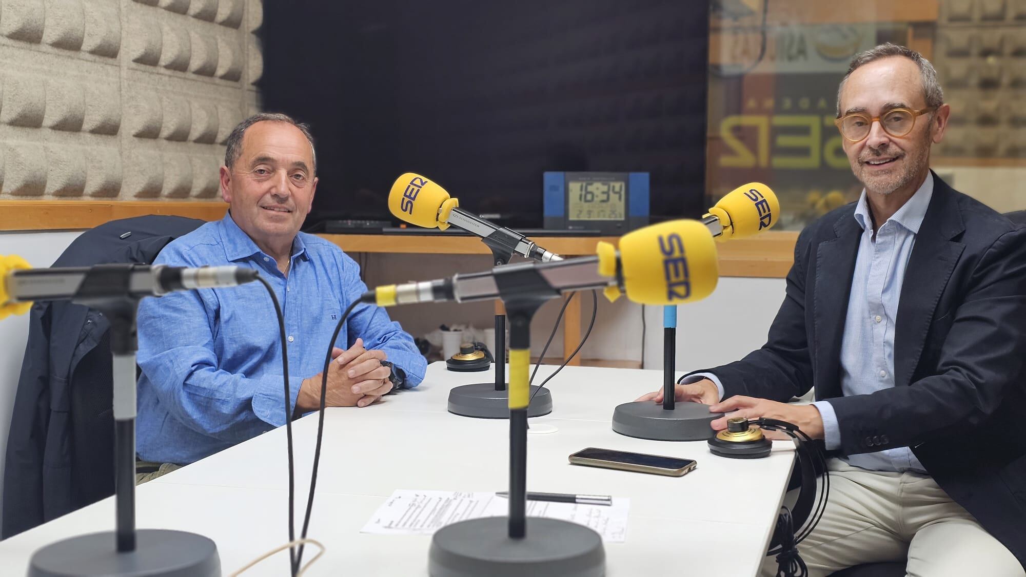 Juanjo Cima (izquierda) y Antonio Blanco, en los estudios de Radio Asturias SER