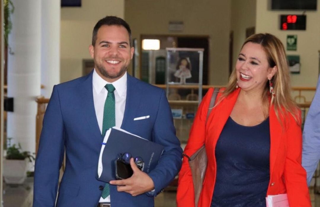 El portavoz del PP en el Cabildo de Lanzarote, Jacobo Medina, junto a la presidenta de la institución insular, María Dolores Corujo.