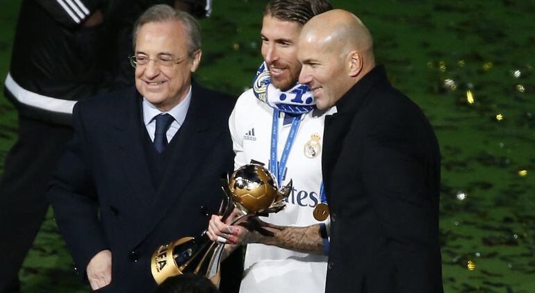 Florentino, Ramos y Zidane, con el trofeo del Mundial de Clubes.