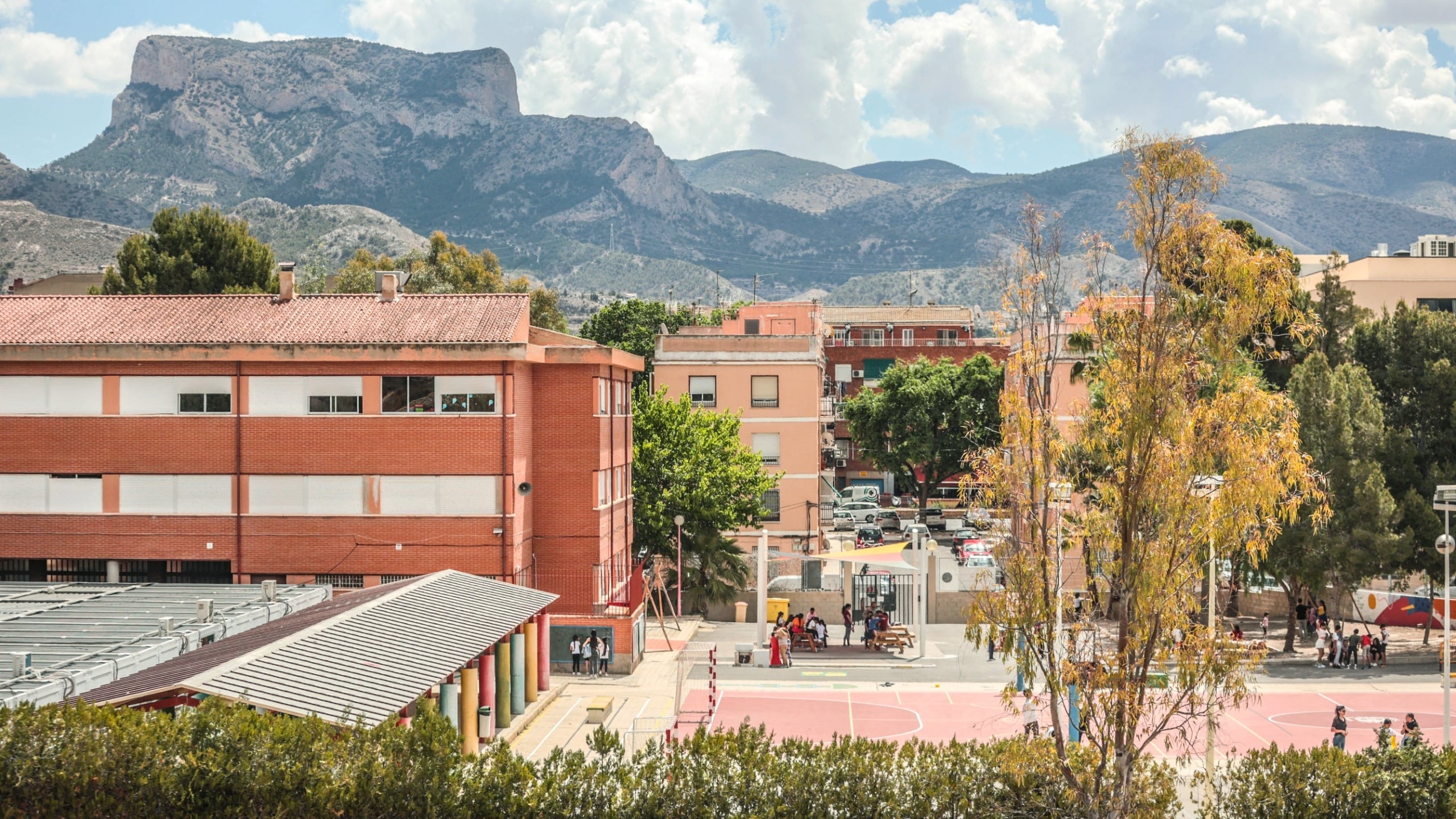 En torno a 9.000 alumnos entre infantil, primaria y secundaria se han incorporado hoy a sus respectivas clases