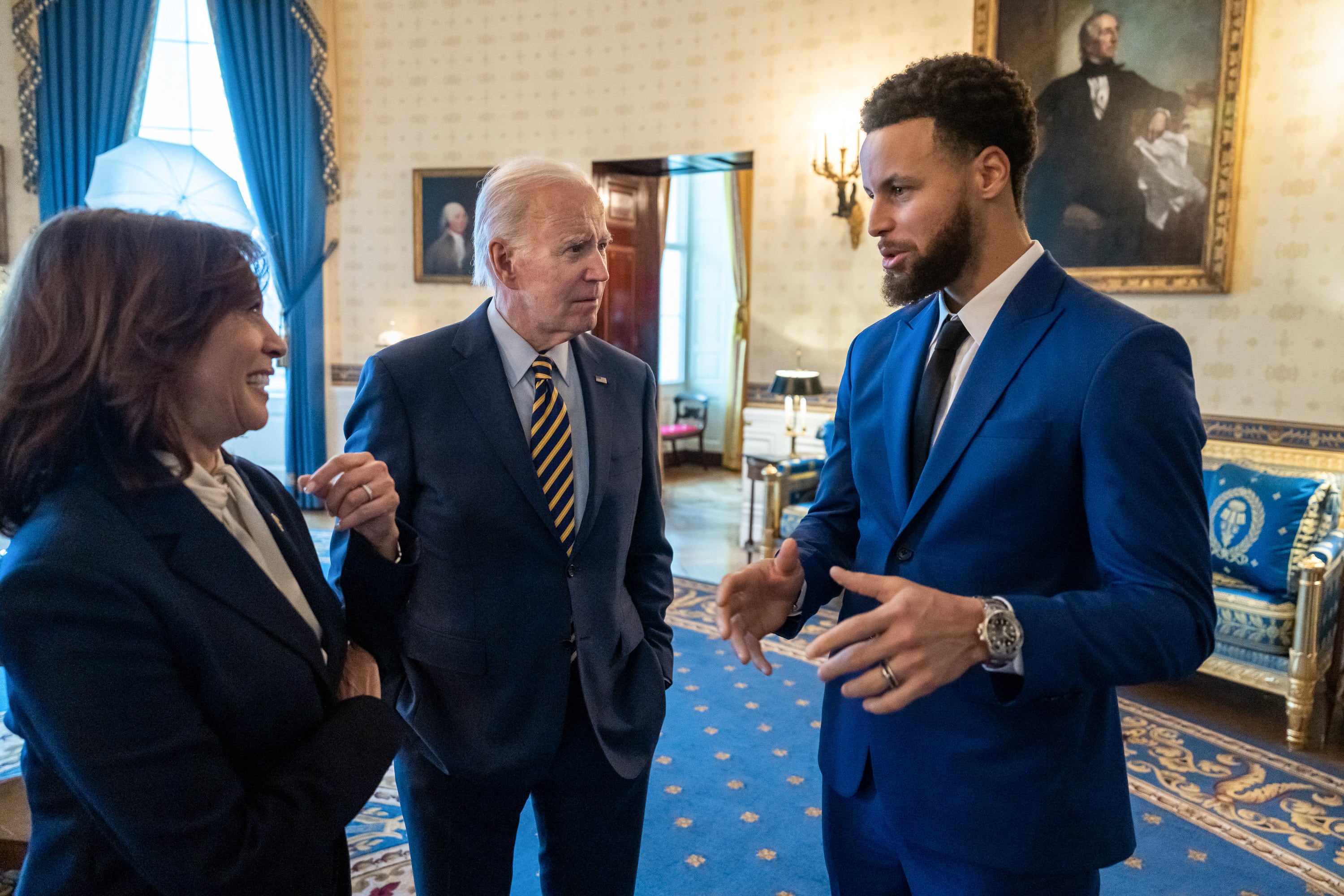 Joe Biden y Kamala Harris conversan con Steph Curry