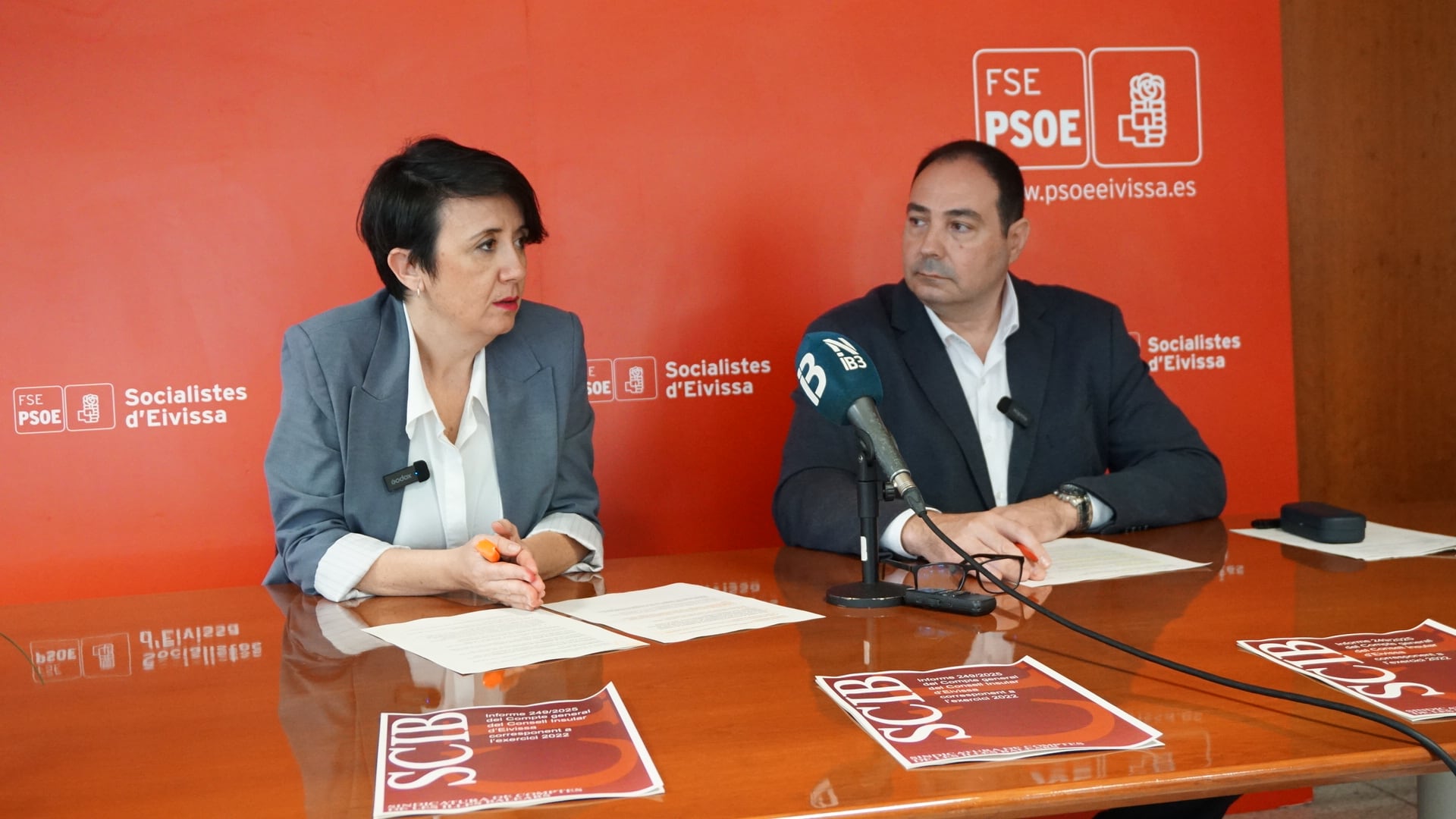 Elena López y Víctor Torres en la rueda de prensa