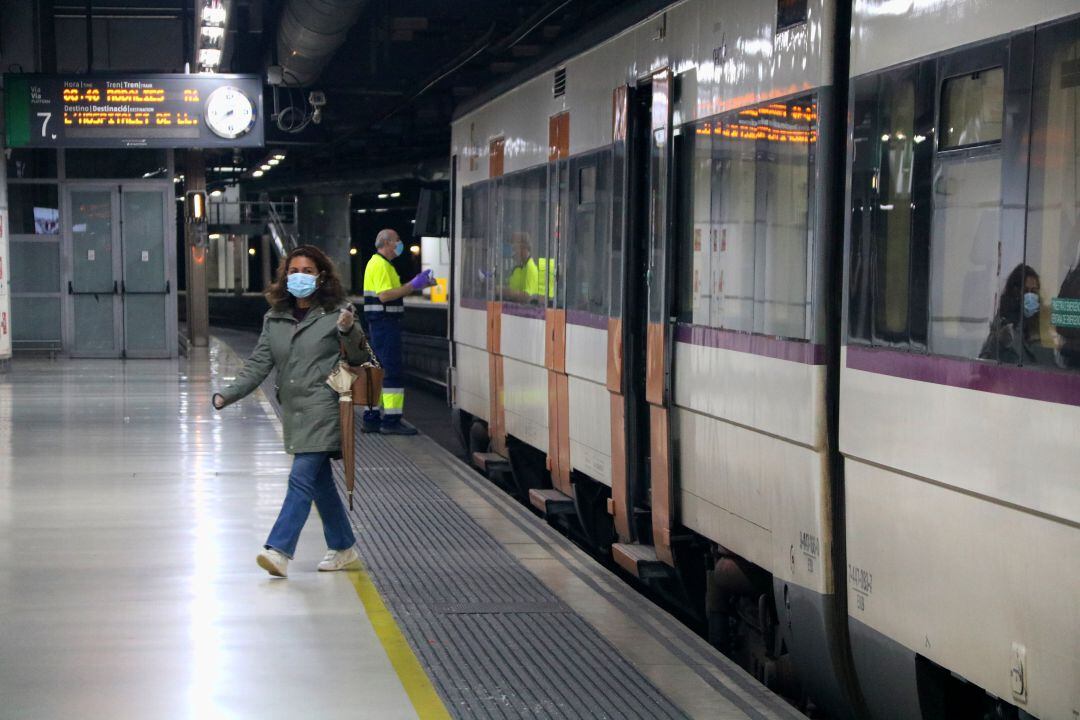 Pla obert d&#039;una usuària de Rodalies sortint d&#039;un tren a l&#039;andana de l&#039;estació de Sants de Barcelona. 