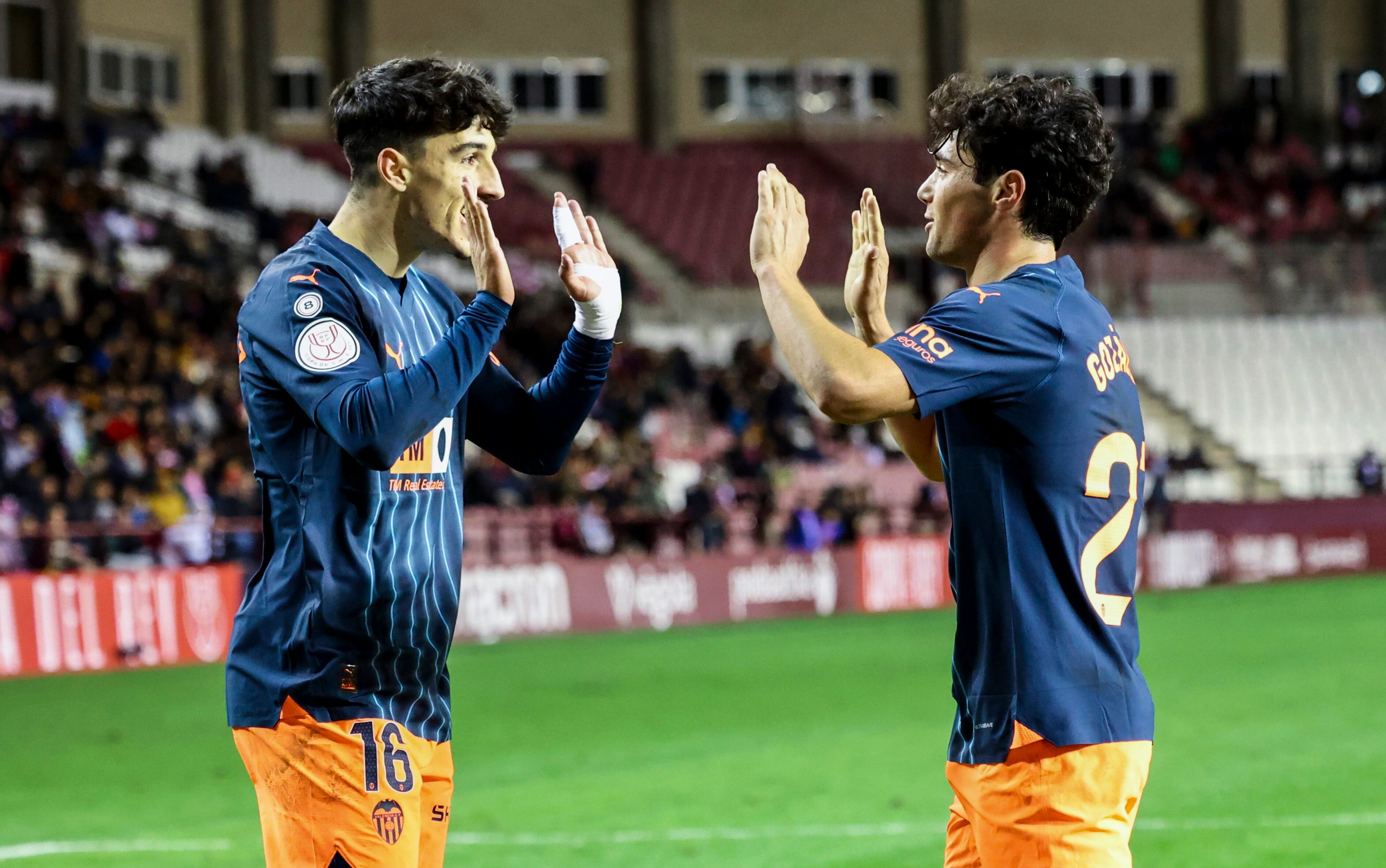 LOGROÑO, 02/11/2023.- Los jugadores del Valencia, Diego López (i) y Pablo Gozálbez, celebran el 0-2, durante el partido de la primera eliminatoria de la Copa del Rey entre la Unión Deportiva Logroñés y el Valencia, este jueves en el estadio de Las Gaunas, en Logroño. EFE/ Raquel Manzanares