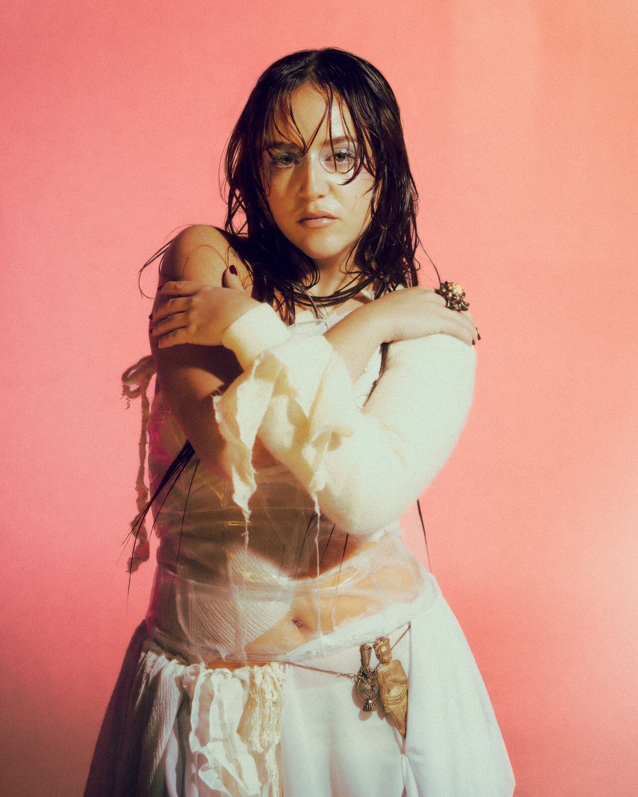 Nacida en Burgos, Ángels es una artista con sede en Madrid