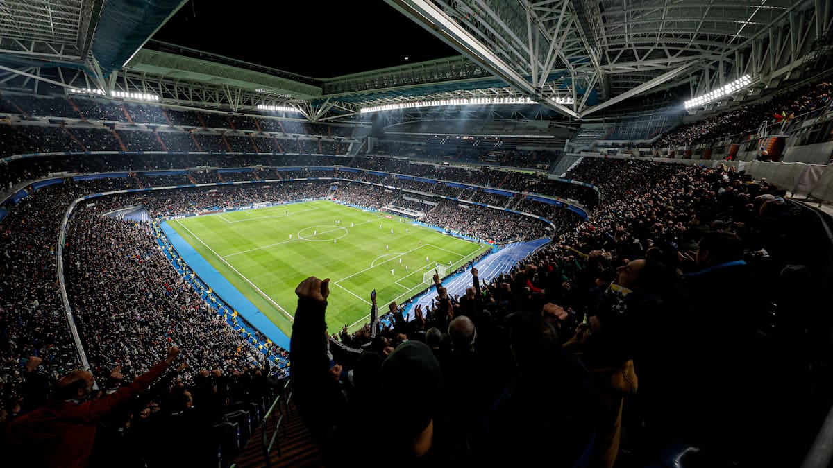 Una joven triunfa en redes sociales grabando las obras del Santiago Bernabeu