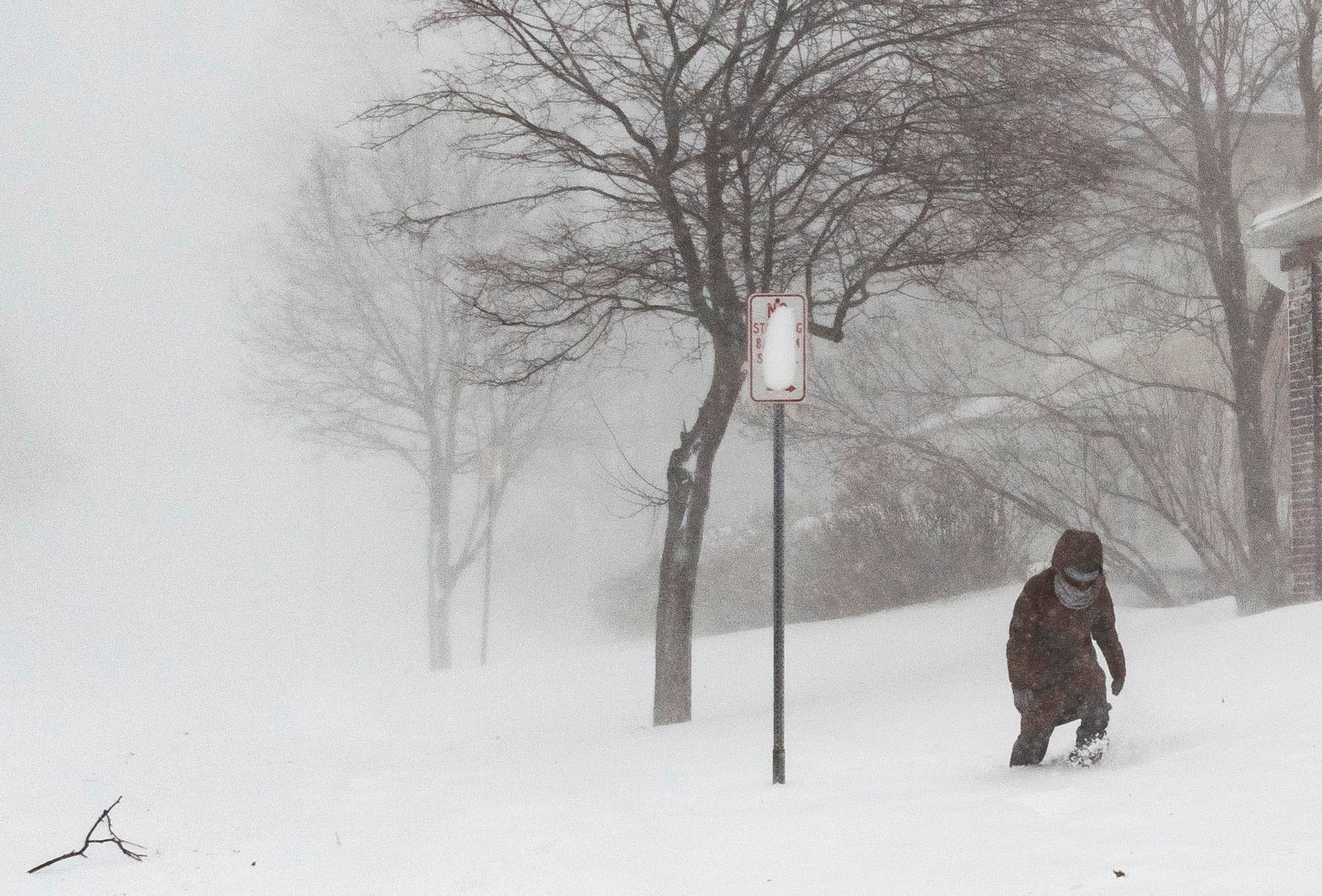 Una persona navega por la nieve profunda durante una tormenta invernal que afecta a gran parte de Estados Unidos, en Buffalo, Nueva York, (Estados Unidos, Búfalo, Nueva York) EFE/EPA/JALEN WRIGHT