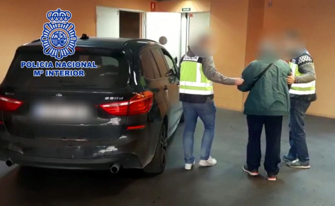 El detenido entrando custodiado a dependencias policiales